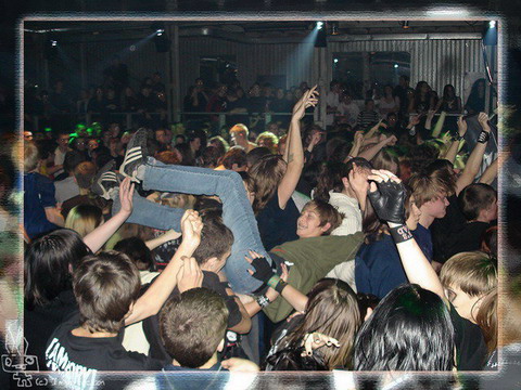 004 xe-none crowd